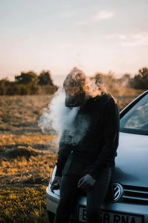 Hombre Fumando en un Auto